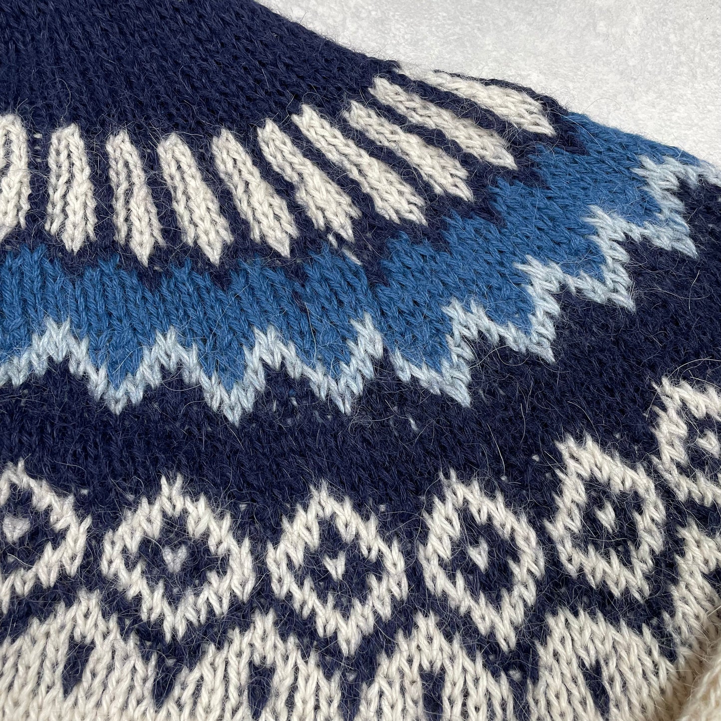 Vintage Sweater White Blue 100% Alpaca Made in Peru